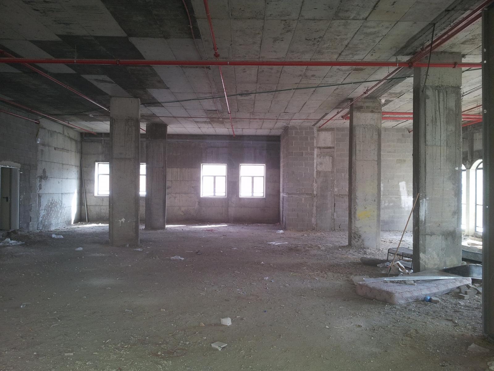 שטח מסחרי נטוש: 3 קומות שנבנו ברח' הדסה ולא אוכלסו מעולם (צילום: דני בלר)